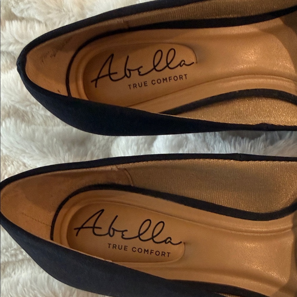 Abella Classic Navy Heels - Picture 2 of 7